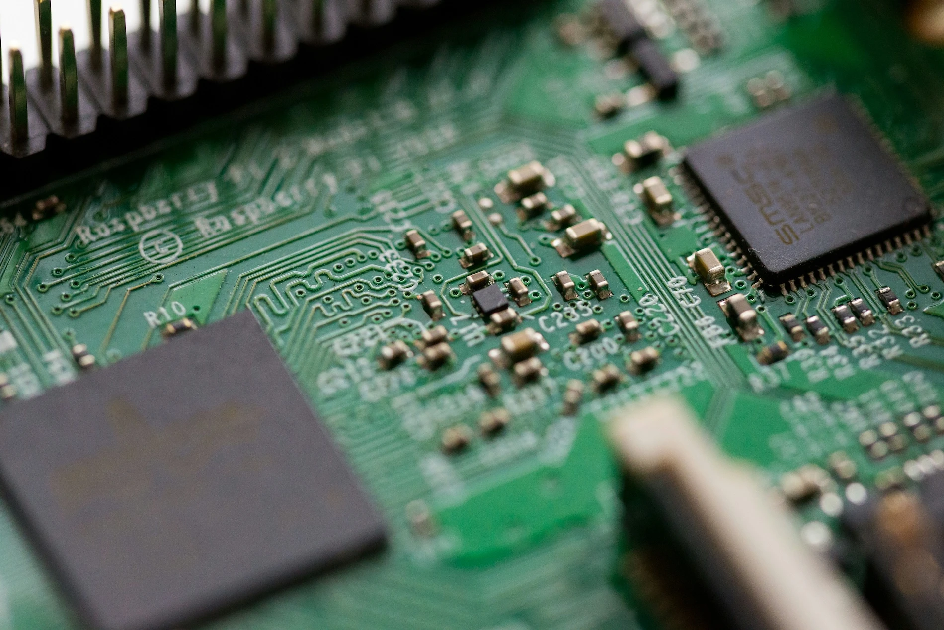 OpenOCD beginner's guide banner featuring a close-up of a microcontroller